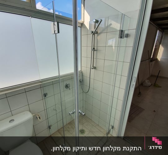 התקנת מקלחון זכוכית פינתי שקוף בחדר רחצה